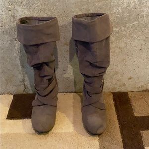 Size 5.5 Gray boots